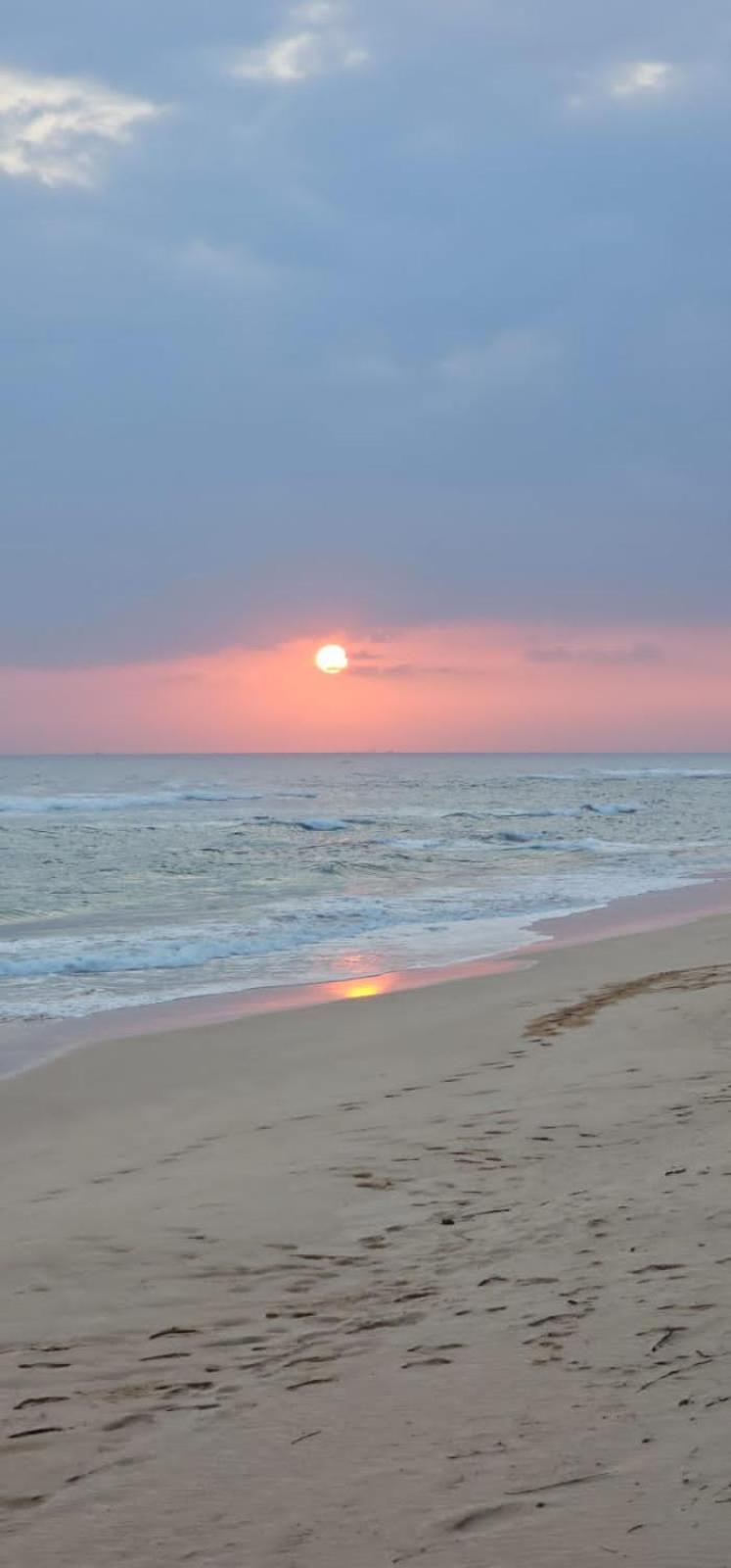 White Surfing Beach Resort أونا واتونا المظهر الخارجي الصورة