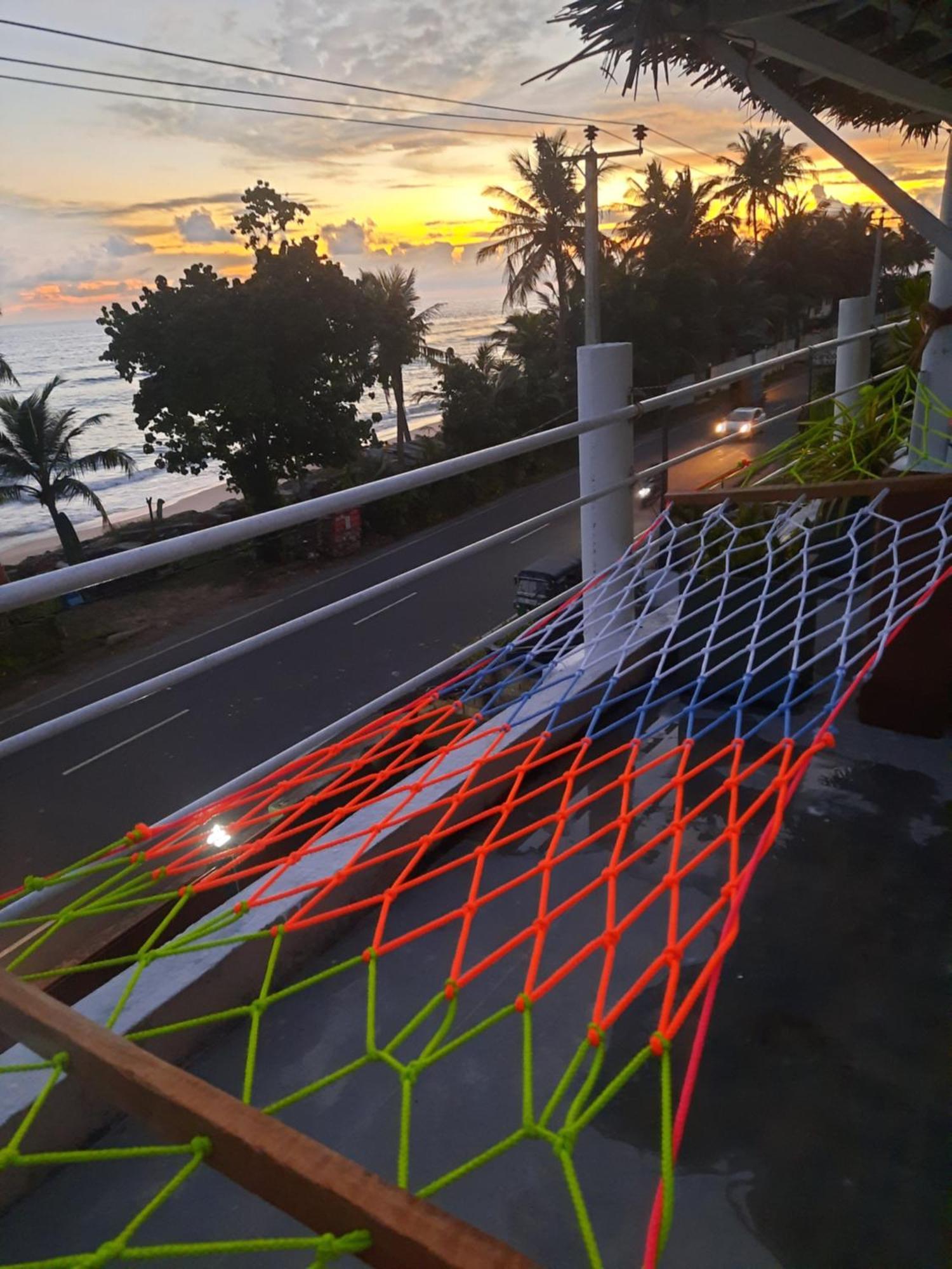 White Surfing Beach Resort أونا واتونا المظهر الخارجي الصورة