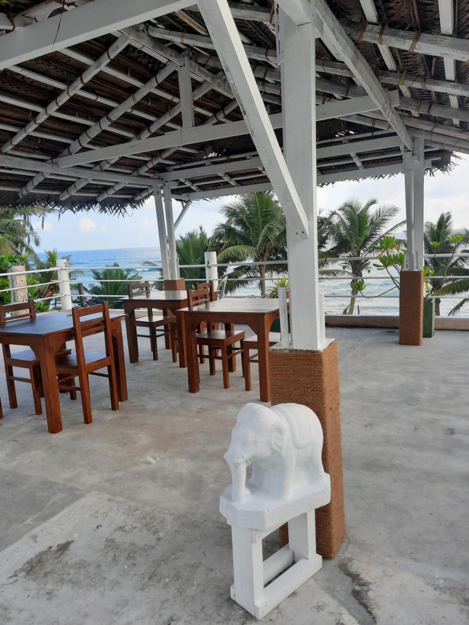 White Surfing Beach Resort أونا واتونا المظهر الخارجي الصورة