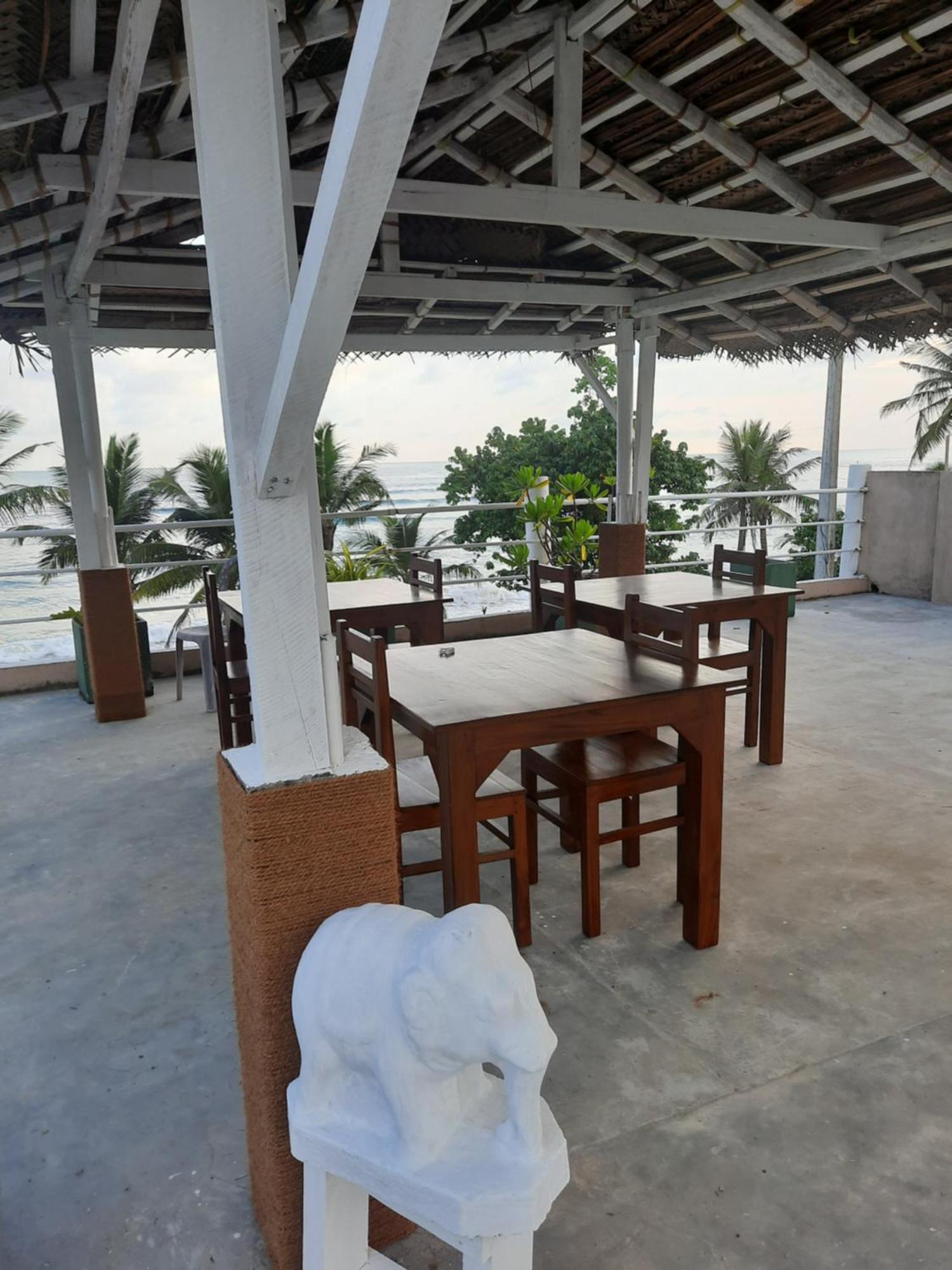 White Surfing Beach Resort أونا واتونا المظهر الخارجي الصورة