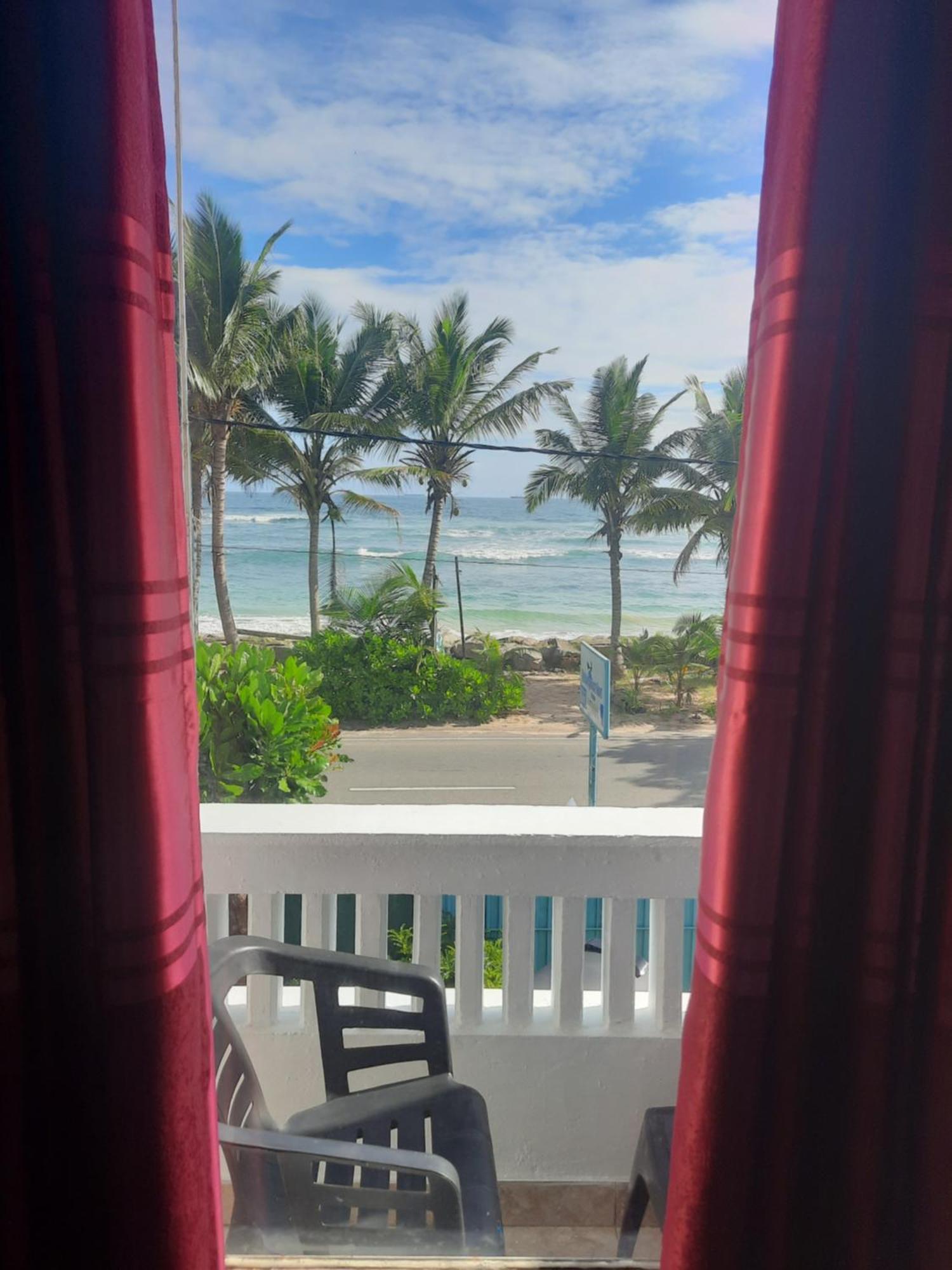 White Surfing Beach Resort أونا واتونا المظهر الخارجي الصورة