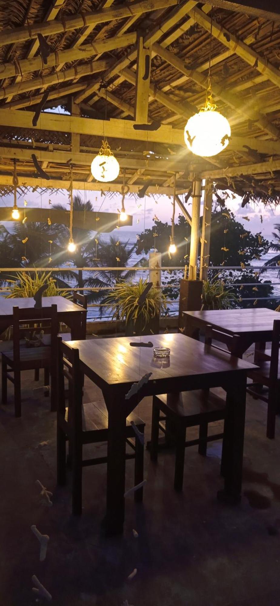 White Surfing Beach Resort أونا واتونا المظهر الخارجي الصورة